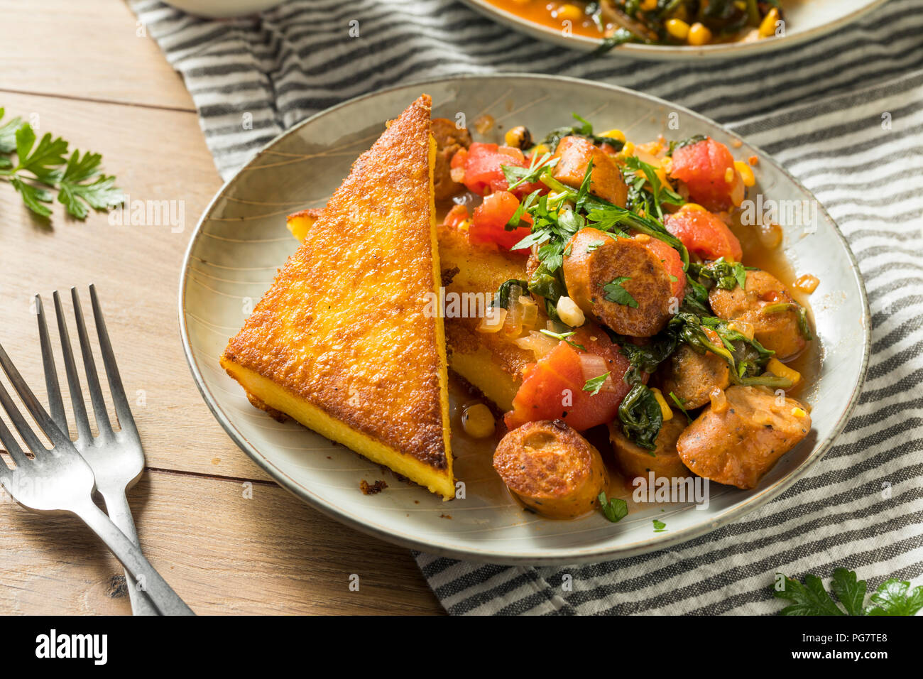 Gebratene Polenta mit Wurst Eintopf bereit zu Essen Stockfoto