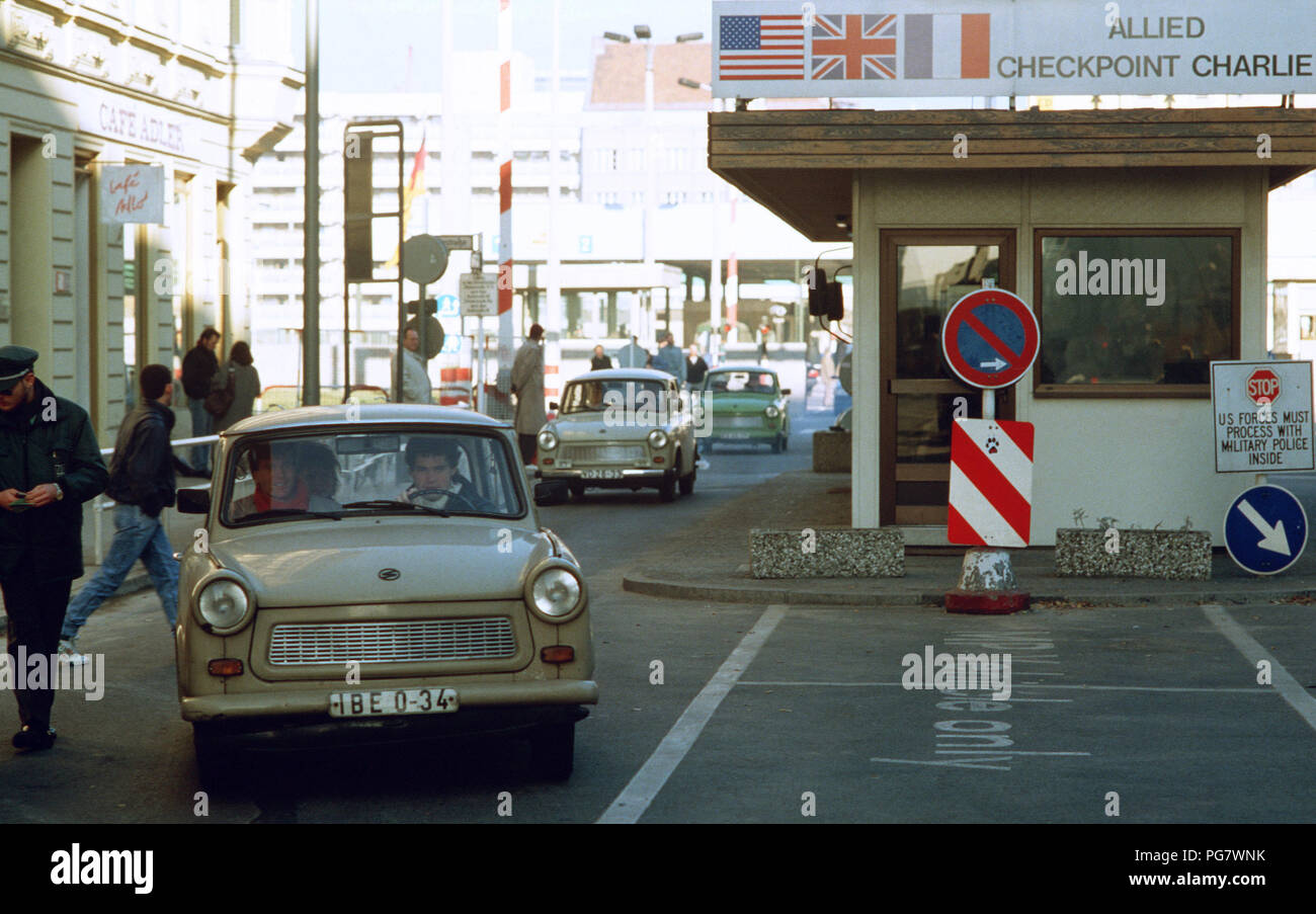 Ostdeutsche fahren ihre Fahrzeuge durch Checkpoint Charlie als Sie entspannt reisen Einschränkungen West Deutschland zu besuchen. Stockfoto