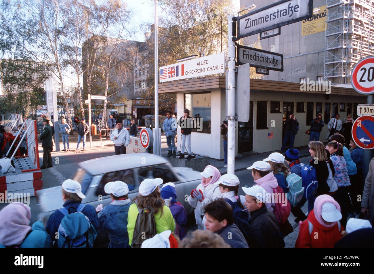 Ostdeutsche fahren ihre Fahrzeuge durch Checkpoint Charlie als Sie entspannt reisen Einschränkungen West Deutschland zu besuchen. Stockfoto