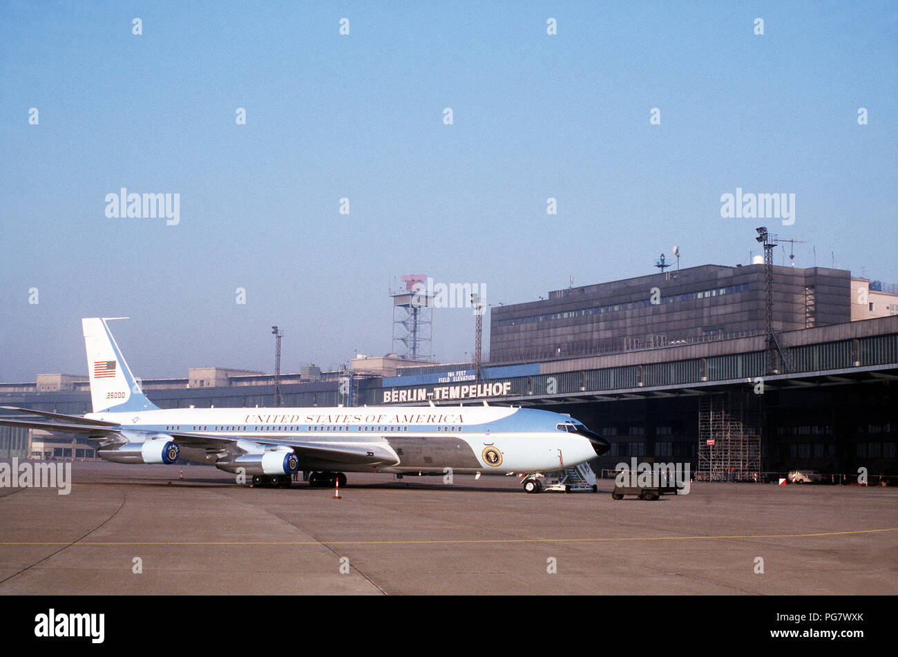 Air Force One, das VC-137 C Stratoliner Flugzeugen verwendet werden, um den Präsidenten zu Transport, sitzt auf der Rampe in der Nähe des Flughafens Tempelhof Central Airport terminal Building während Präsident Reagans Besuch in Berlin. Stockfoto
