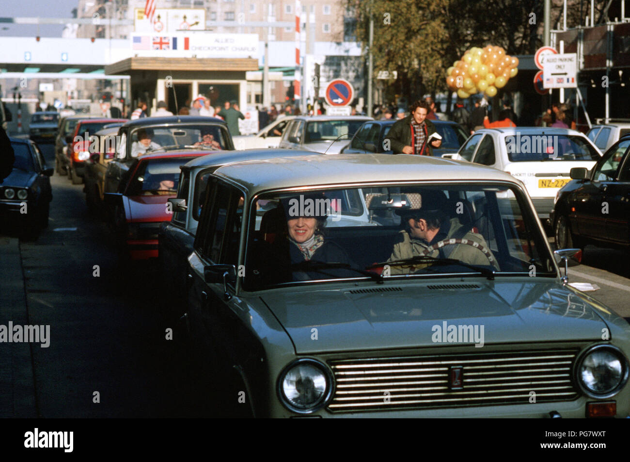 Ostdeutsche fahren ihre Fahrzeuge durch Checkpoint Charlie als Sie entspannt reisen Einschränkungen West Deutschland zu besuchen. Stockfoto