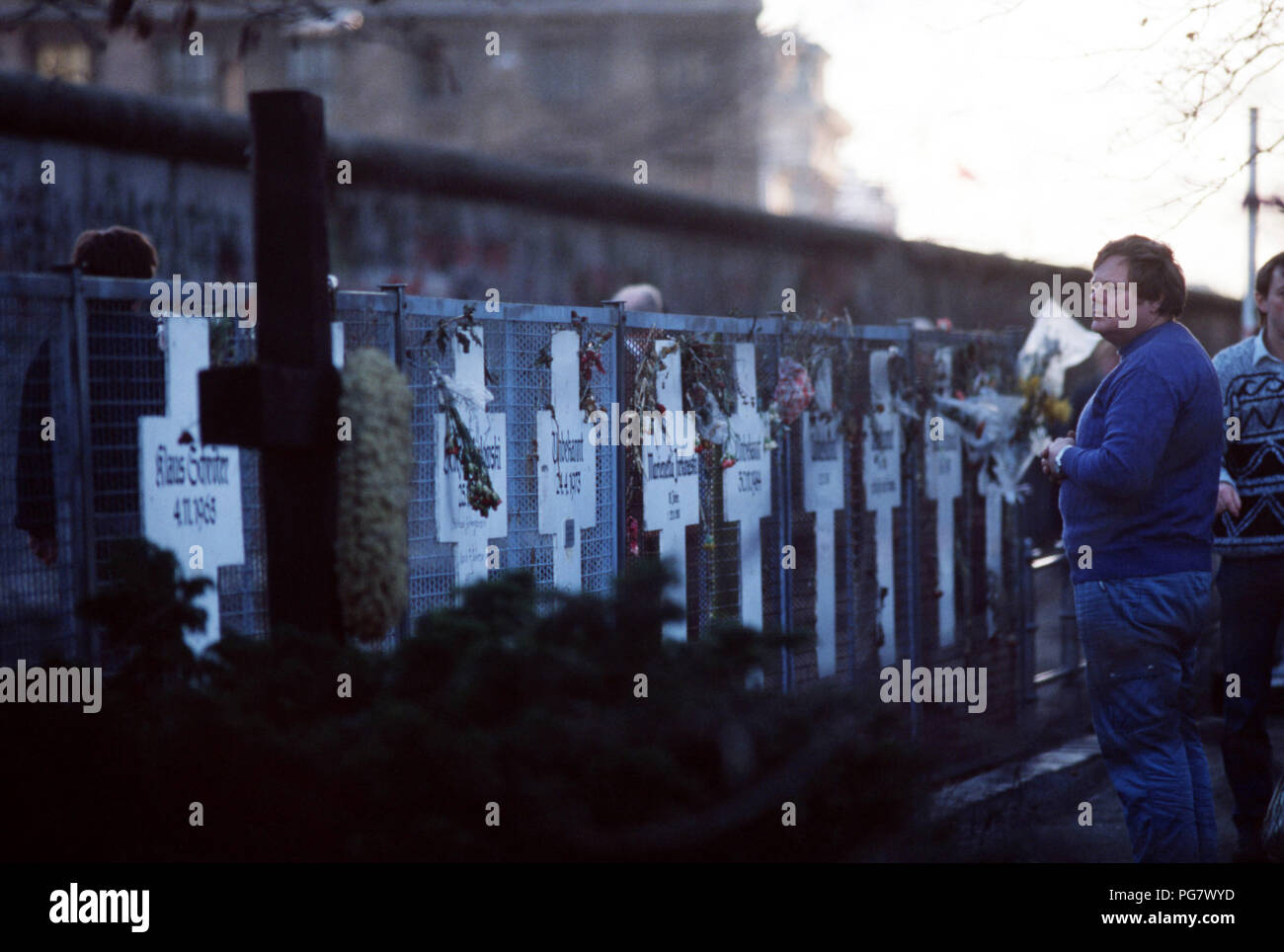 Kreuze dienen als Erinnerung an die Ostdeutschen, die ihr Leben versuchen, Fehler in den Westen verloren. Stockfoto