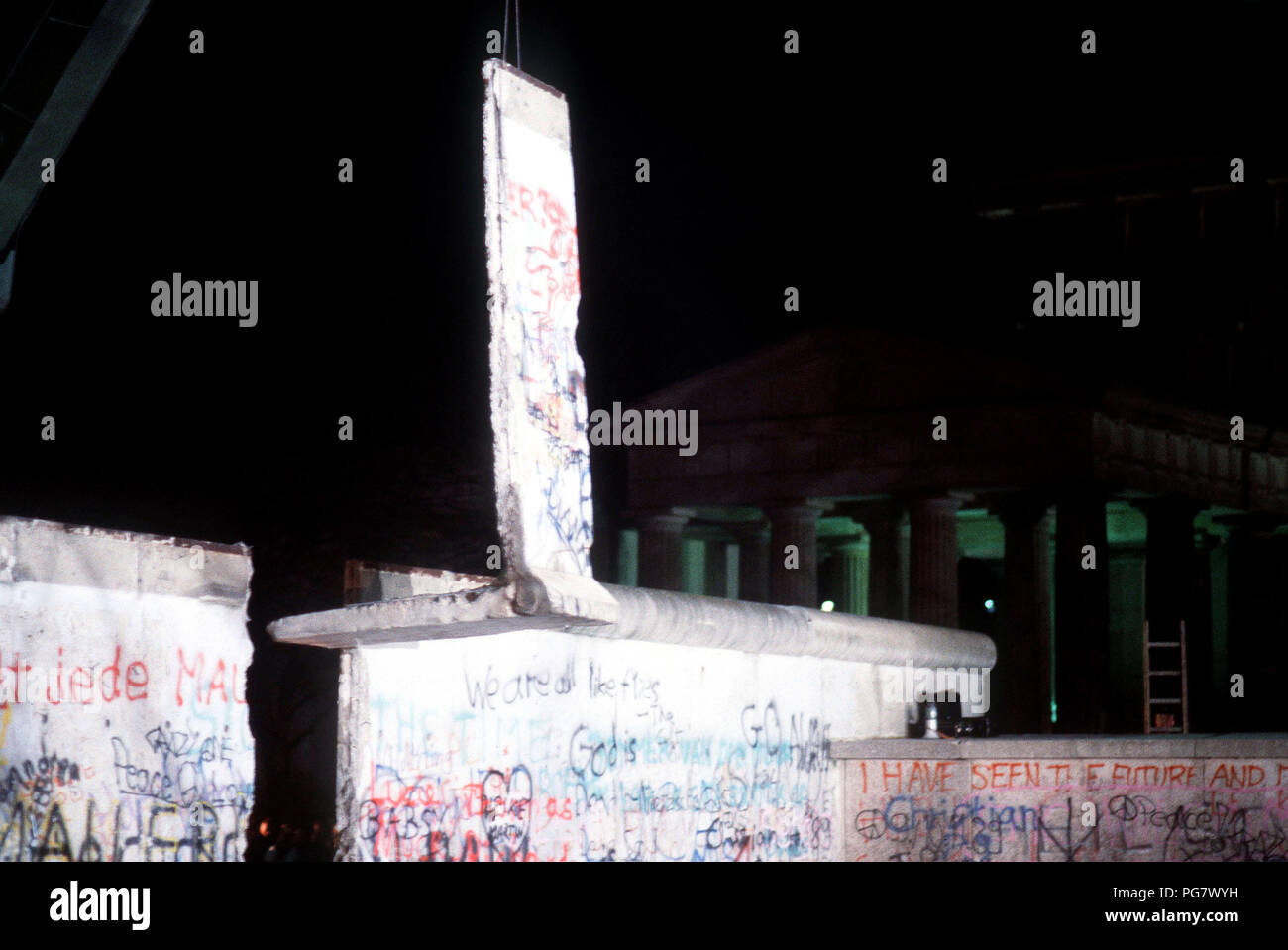 Berliner Mauer 1989 - ein Kran entfernt ein Abschnitt der Berliner Mauer am Brandenburger Tor. Stockfoto