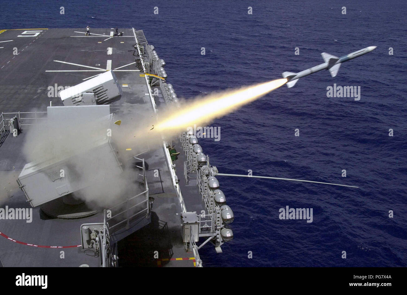Ein North Atlantic Treaty Organisation (Nato) Sea Sparrow missile gestartet Nach der Verriegelung auf sein Ziel während eines live Feuer Rakete Übung an Bord der USS Bataan (LHD5) (Wasp Klasse). Stockfoto Ein North Atlantic Treaty Organisation (Nato) Sea Sparrow missile gestartet Nach der Verriegelung auf sein Ziel während eines live Feuer Rakete Übung an Bord der USS Bataan (LHD5) (Wasp Klasse). Stockfoto