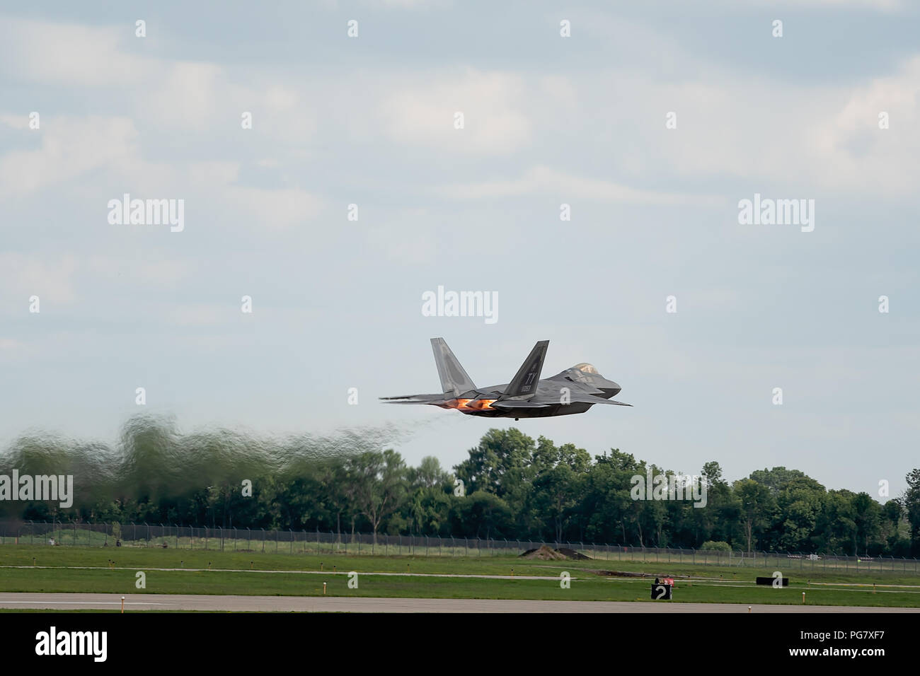 Oshkosh, WI - 28. Juli 2018: eine F-22 von der United States Air Force mit vollem Nachbrenner Stockfoto