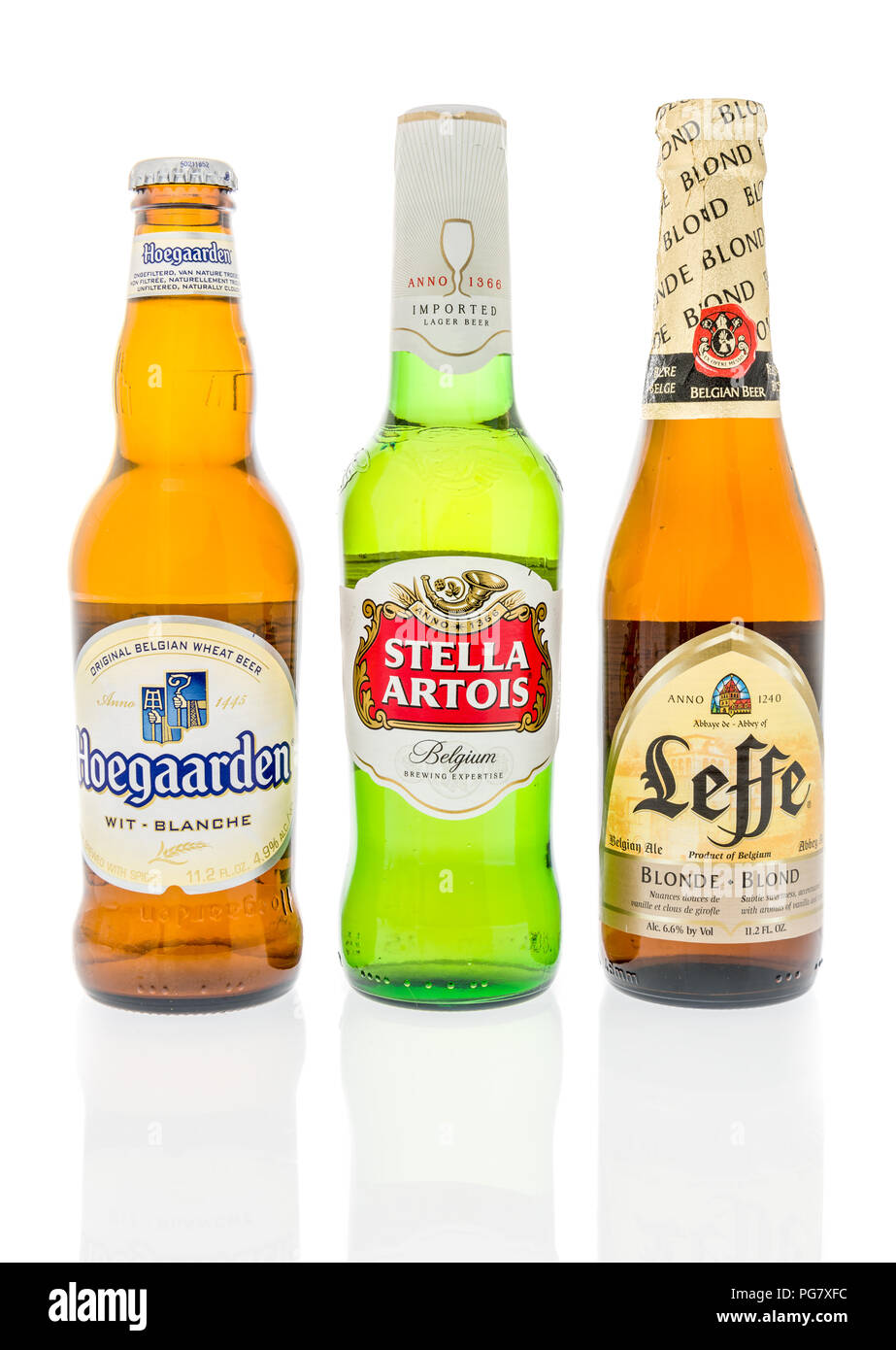Winneconne, WI - 27. Juli 2018: Drei Flaschen Belgien Bier einschließlich  Hoegaarden, Stella Artois und Leffe auf einem isolierten Hintergrund  Stockfotografie - Alamy