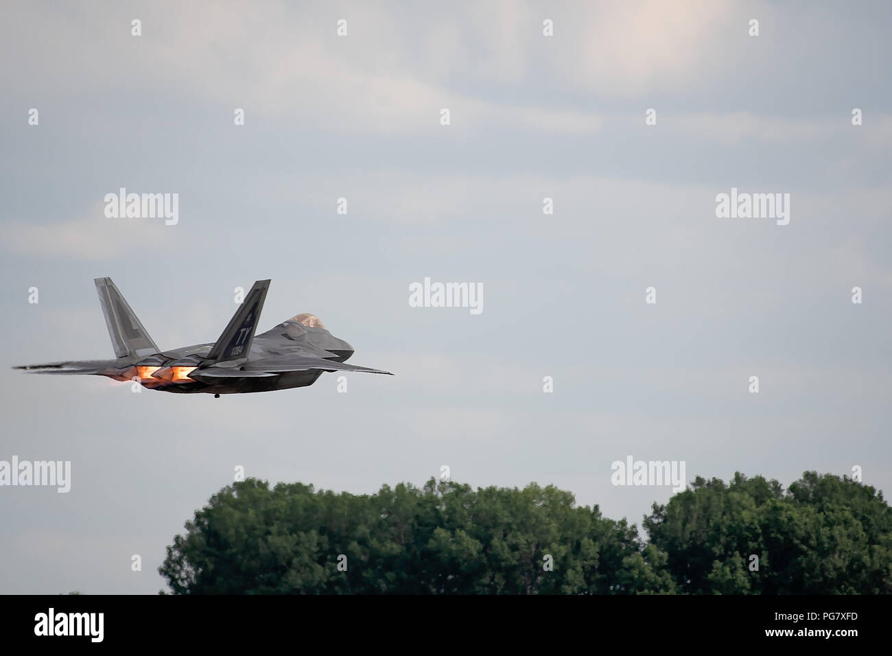 Oshkosh, WI - 28. Juli 2018: eine F-22 von der United States Air Force mit vollem Nachbrenner Stockfoto