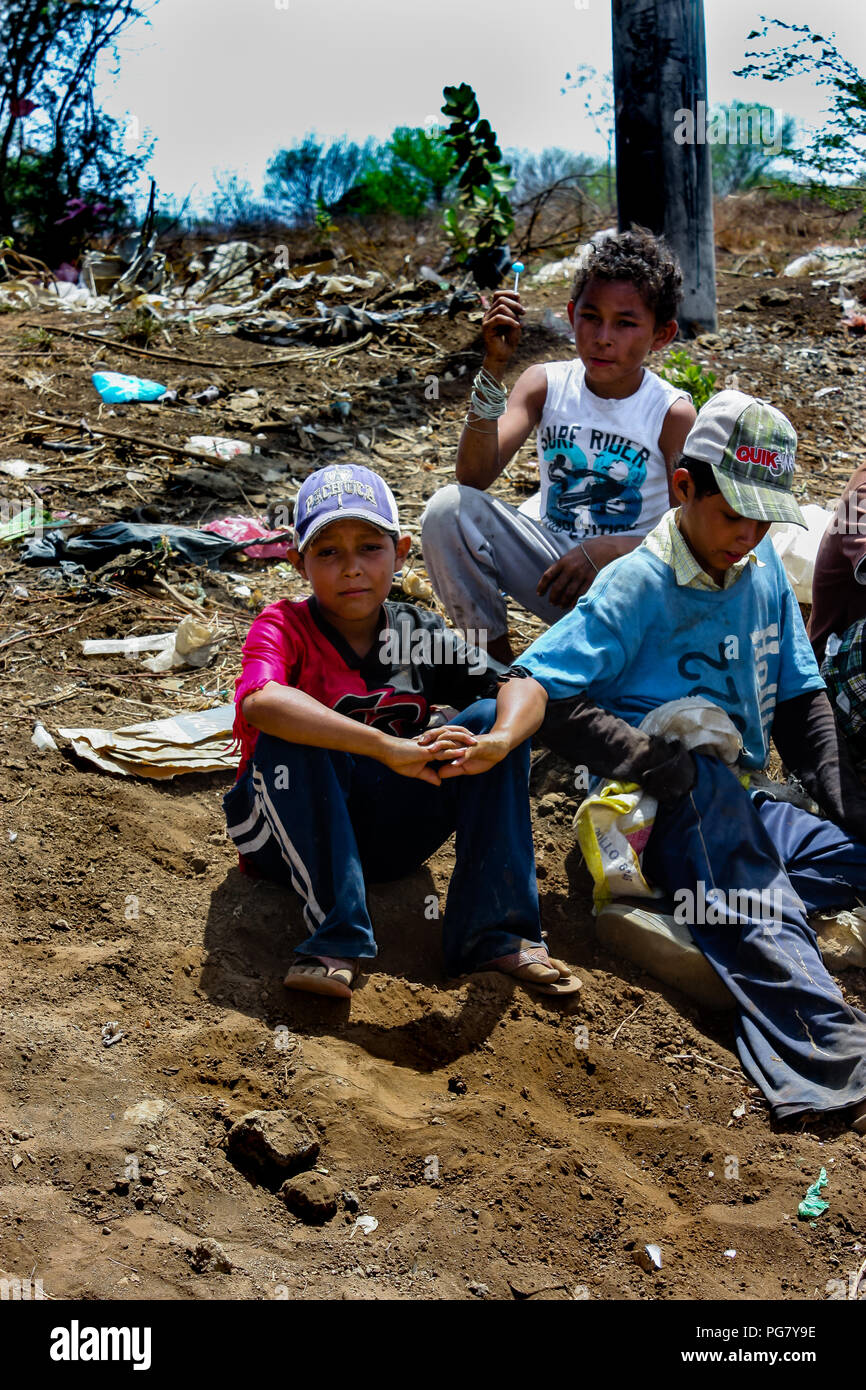 Managua, Nicaragua - Mai 11, 2017: Kinder machen Sie eine Pause von der Arbeit in der lokalen Dump auf der Suche nach Nahrung oder Elemente, die für das Recycling verkauft werden können. Stockfoto