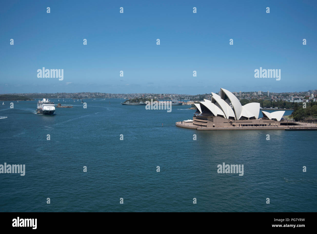 Blick von der Sydney Harbour Bridge Pylon Lookout, Blick auf den Garten, Oper und Kreuzfahrtschiff Annäherung an den Circular Quay. Stockfoto