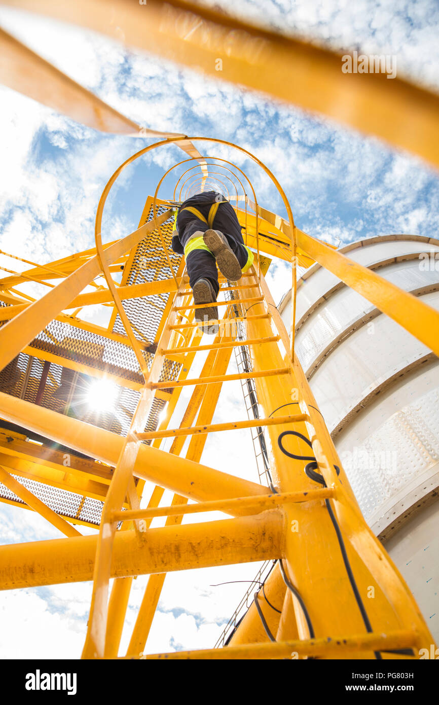 Worker klettern auf die Leiter am Tank Stockfoto