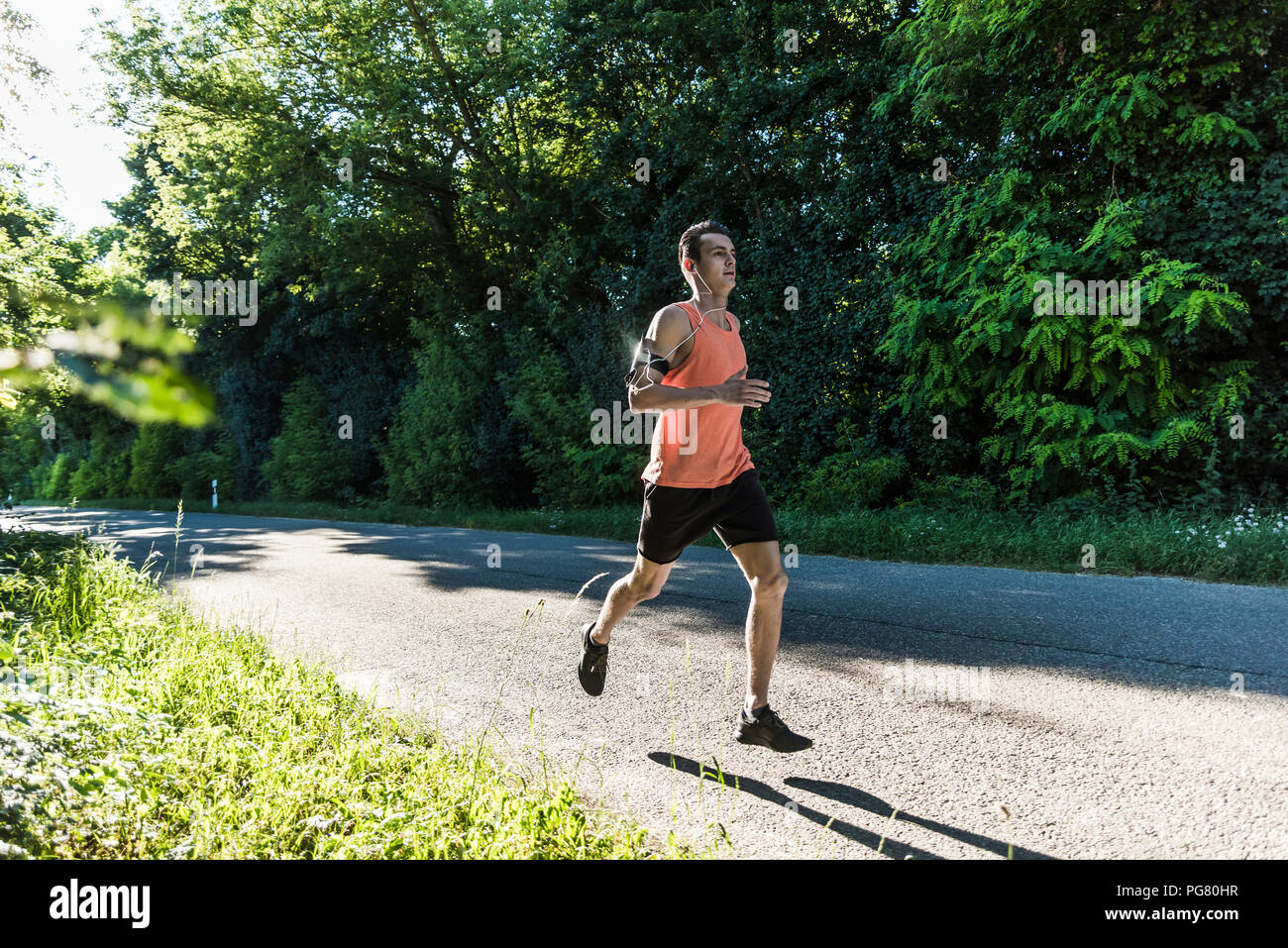 Junger Mann läuft im park Stockfoto