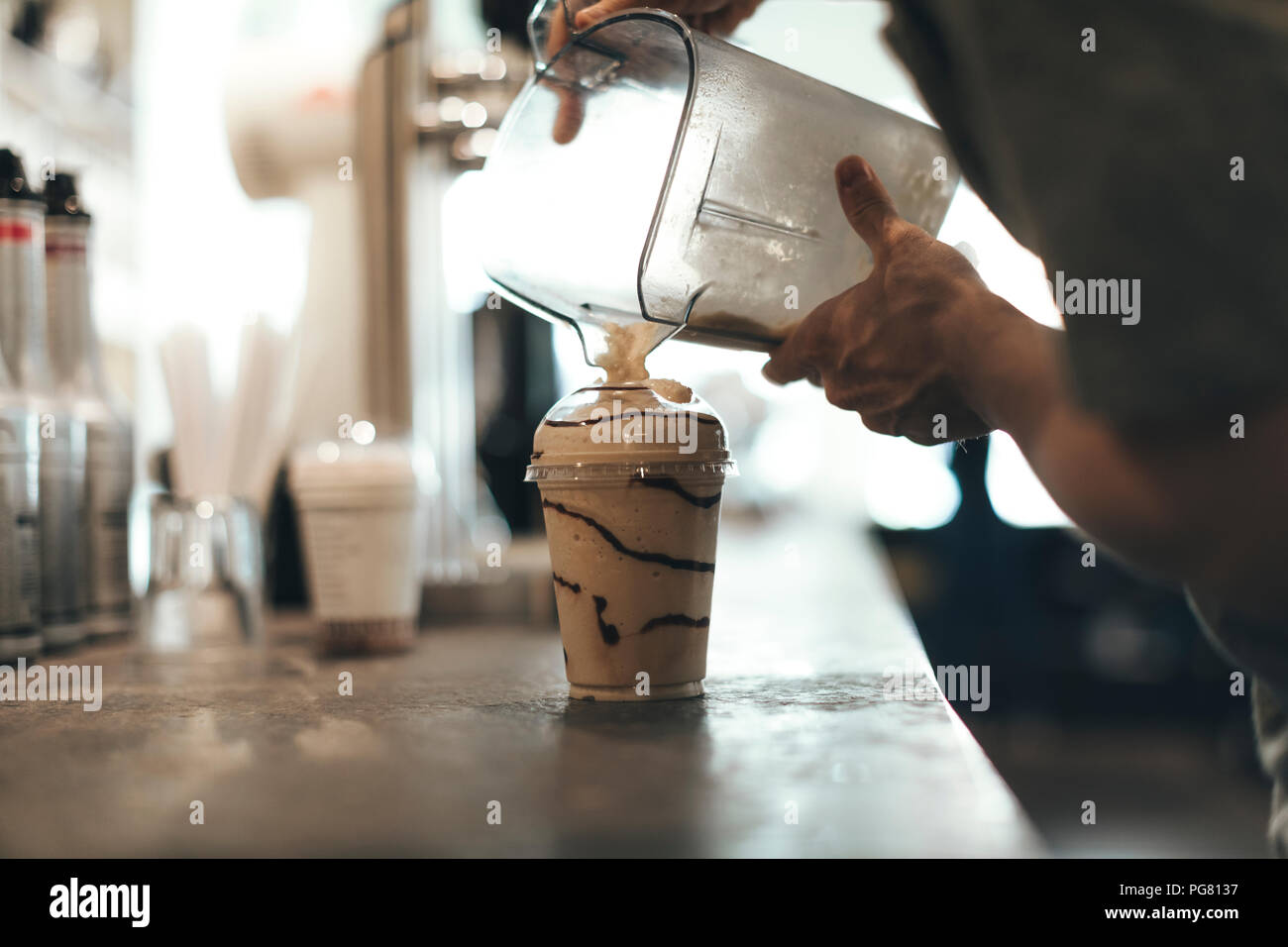 Mann Kaffee Delikatesse in einer coffee bar Stockfoto