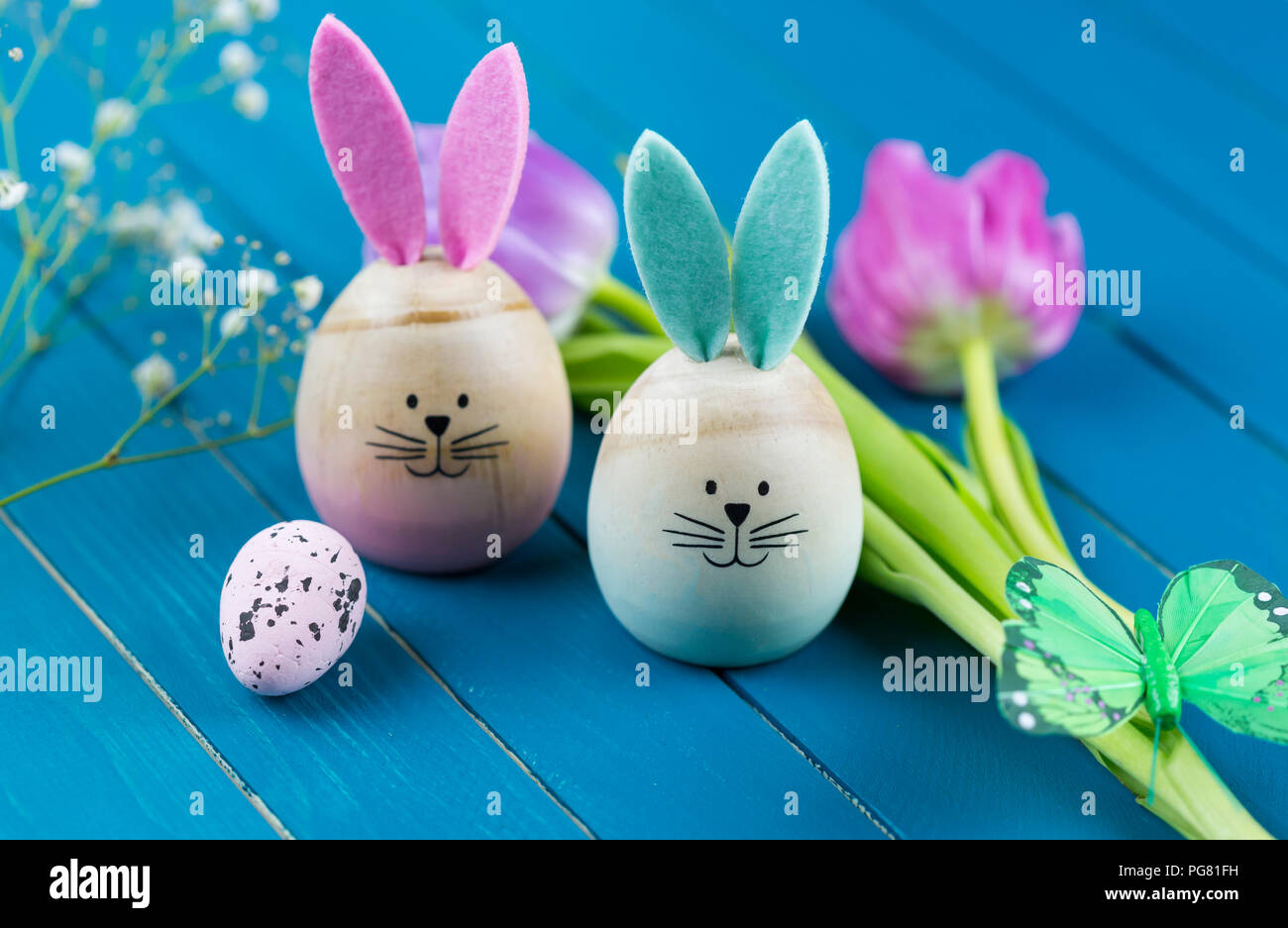 Zwei bemalte Ostereier mit Hase Ohren Stockfotografie - Alamy