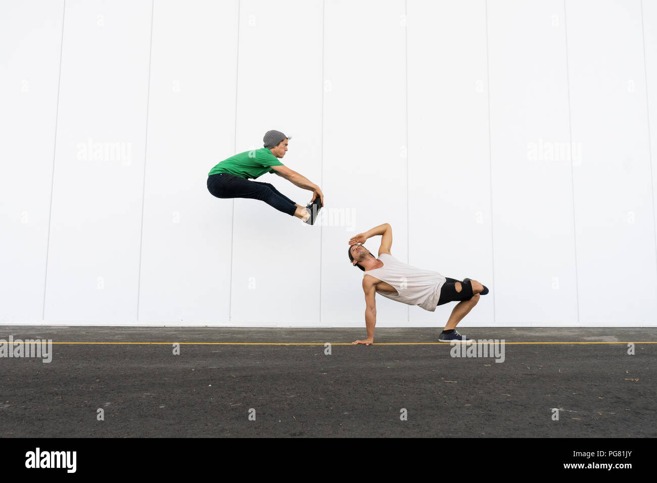 Zwei Akrobaten Tricks zusammen tun, Springen in der Luft Stockfoto