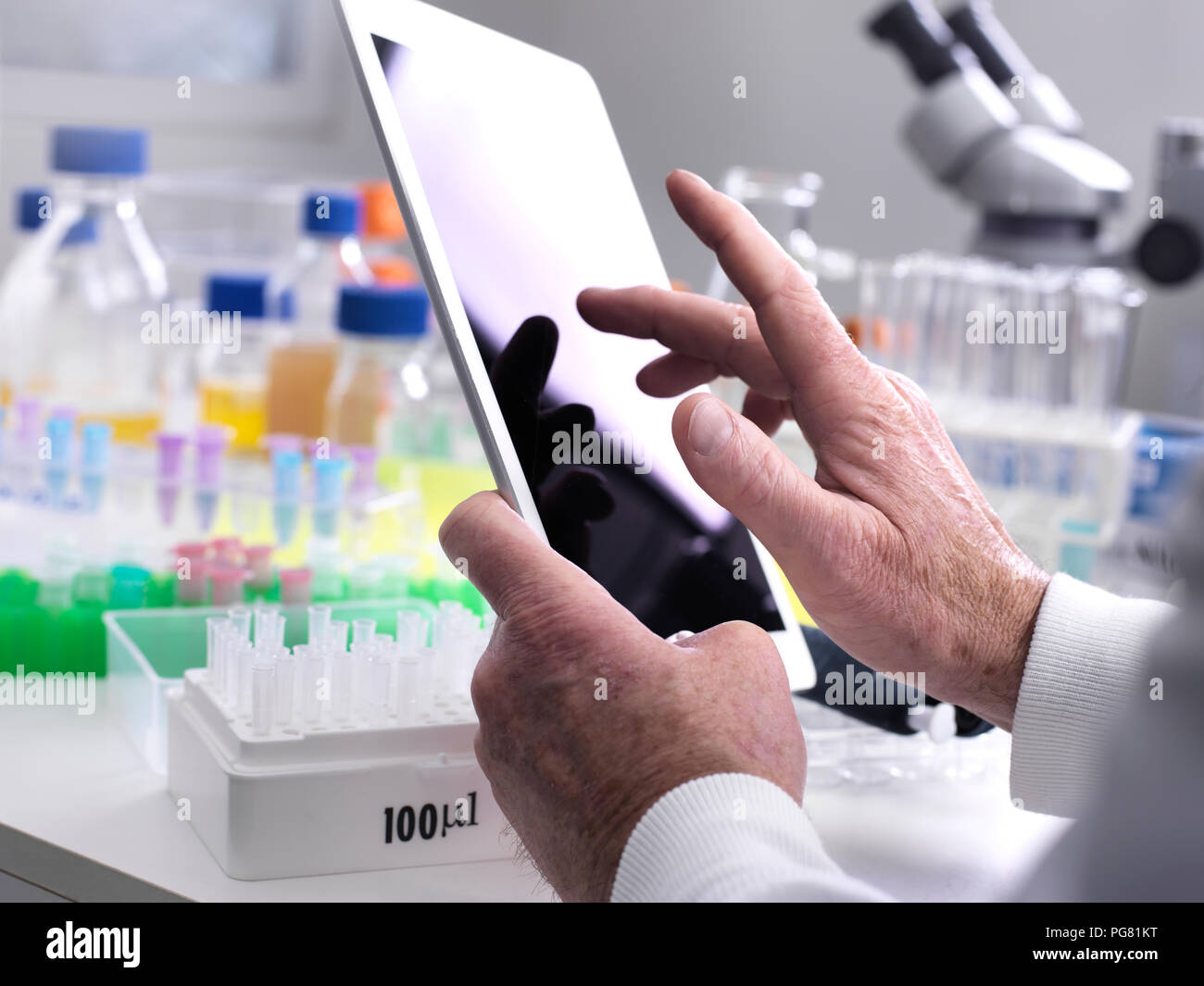 Wissenschaftler Hinzufügen von Daten online über eine Tablette aus einem Experiment Stockfoto