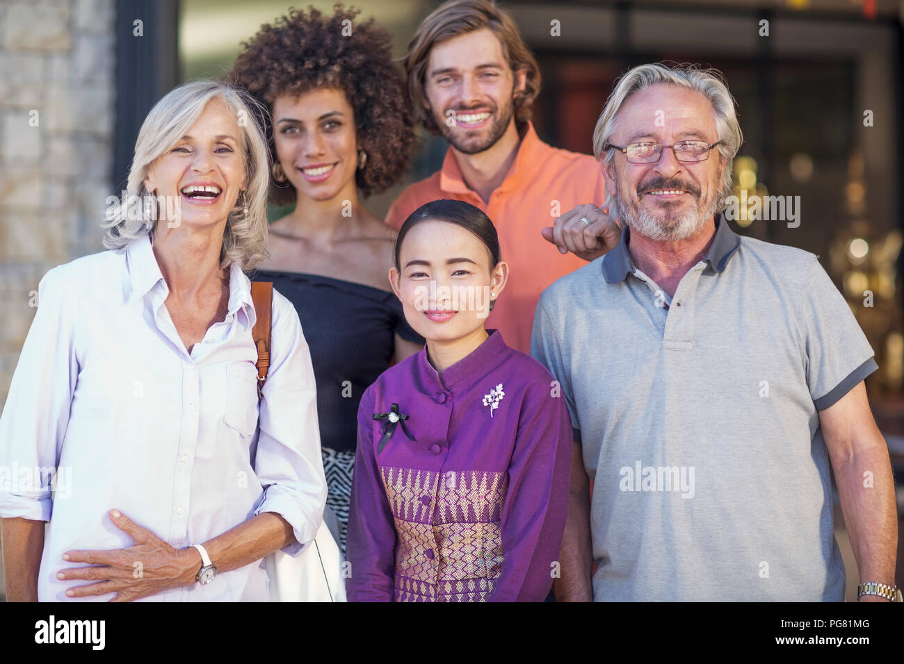 Familie, die Bilder mit asiatischen Kellnerin vor dem Restaurant Stockfoto
