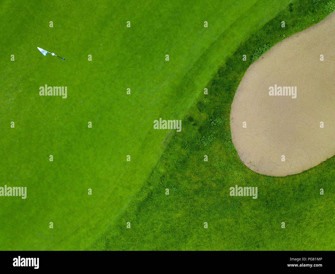 Deutschland, Baden-Württemberg, Luftaufnahme von Golfplatz mit Bunker, Grün, Bohrung und Golf Flagge Stockfoto