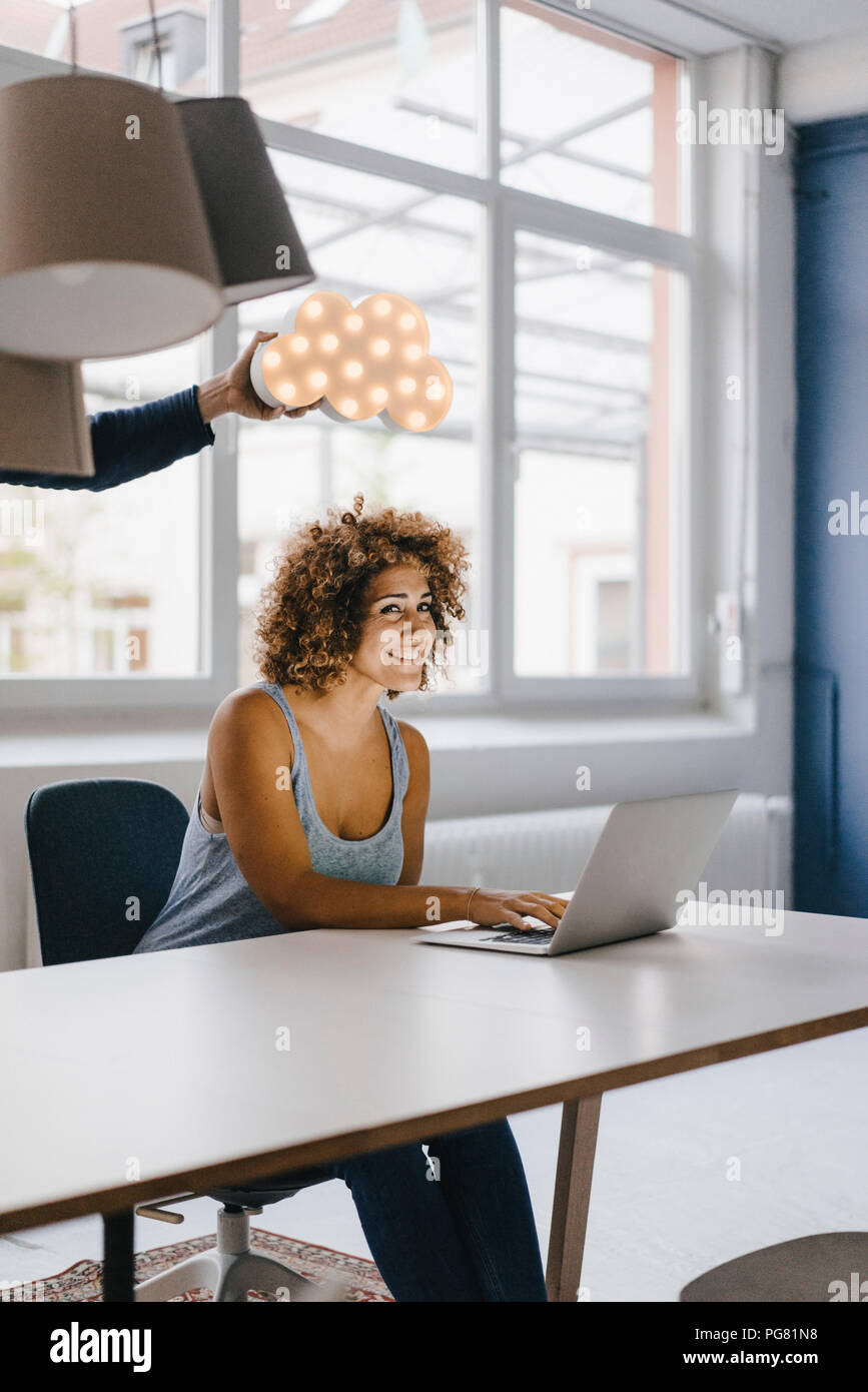 Frau spät im Büro, Hand, die Wolke über dem Kopf Stockfoto