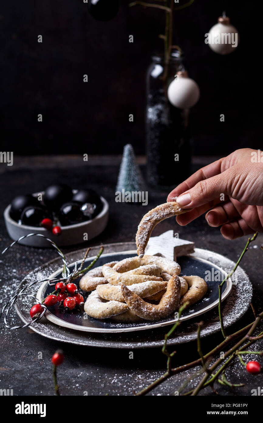 Woman's Hand, denn almond Cookie Stockfoto
