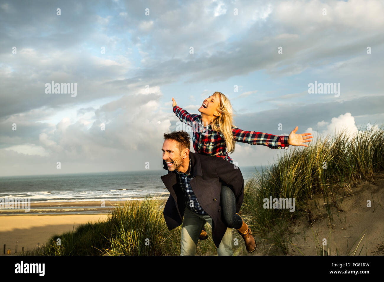 Fröhlich verspielten Paar in den Dünen Stockfoto