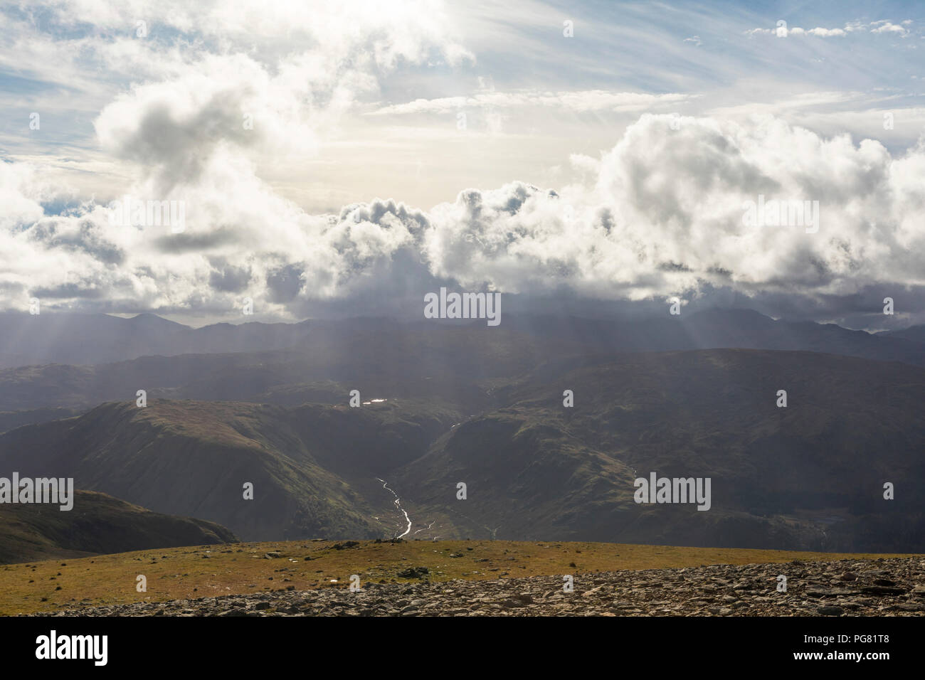 Vereinigtes Königreich, England, Cumbria, Lake District, Blick auf Täler und Wolken von helvellyn Peak Stockfoto