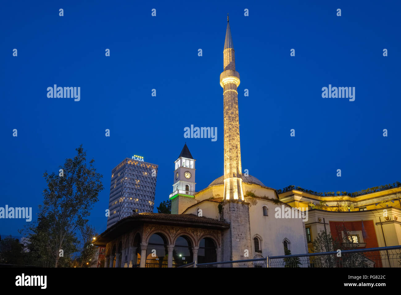 Albanien, Tirana, Et'Hem Bey Moschee, Clock Tower und TID Turm an der blauen Stunde Stockfoto