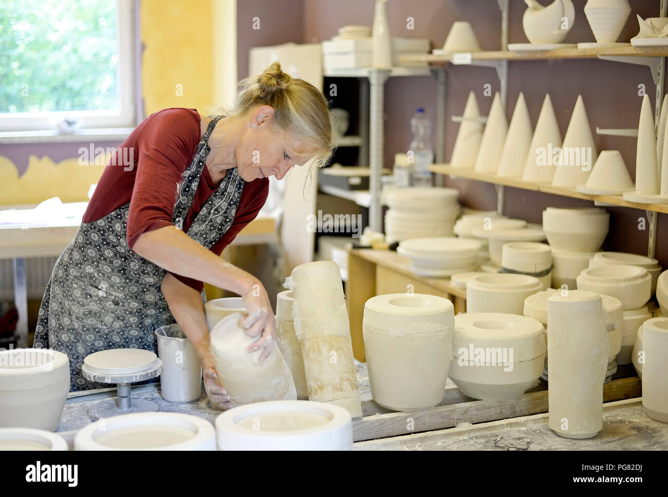 Frau arbeitet in Porzellan Werkstatt Stockfoto