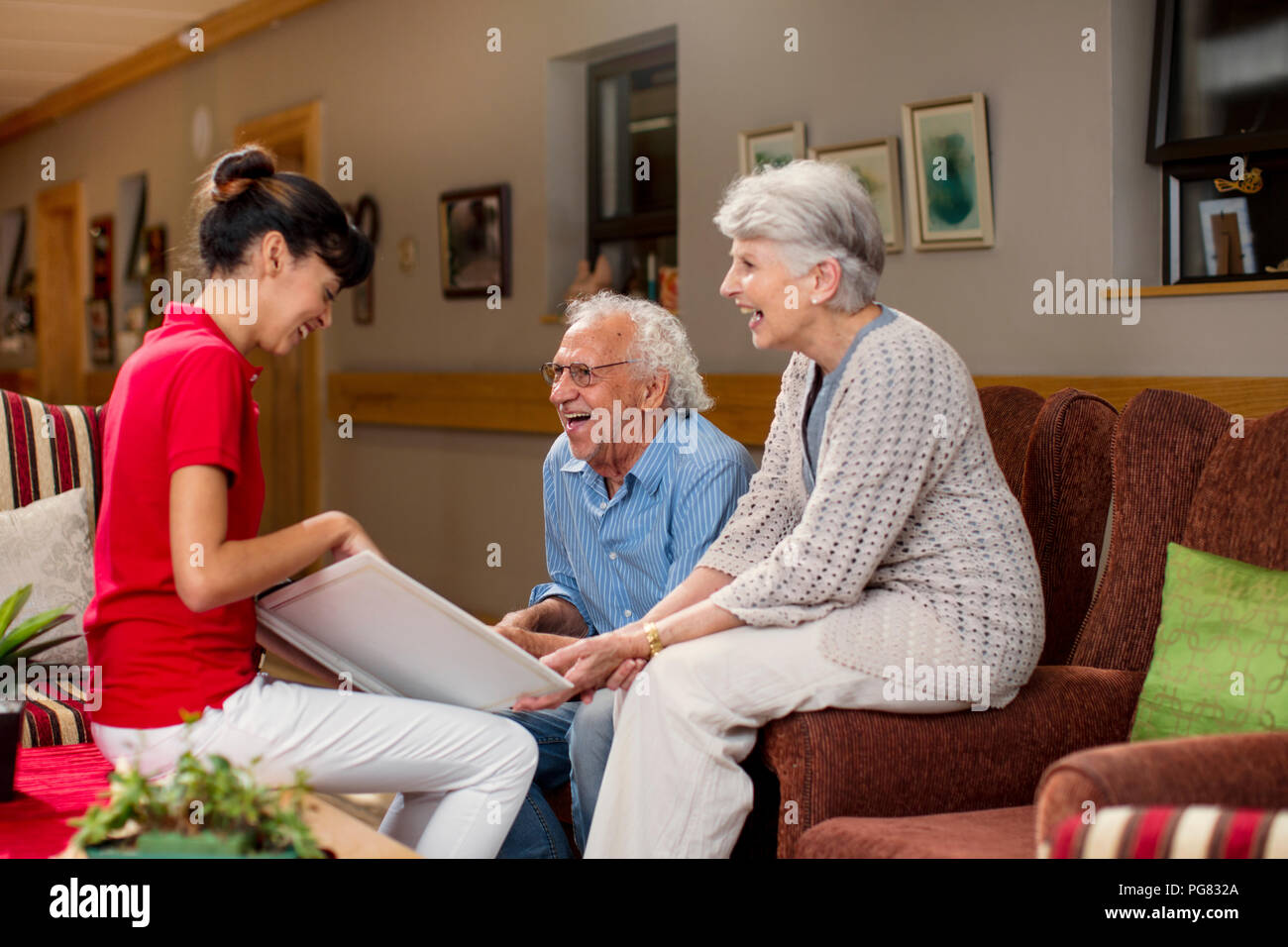 Krankenschwester lehre Senioren im Altenheim, wie Laptop zu verwenden Stockfoto