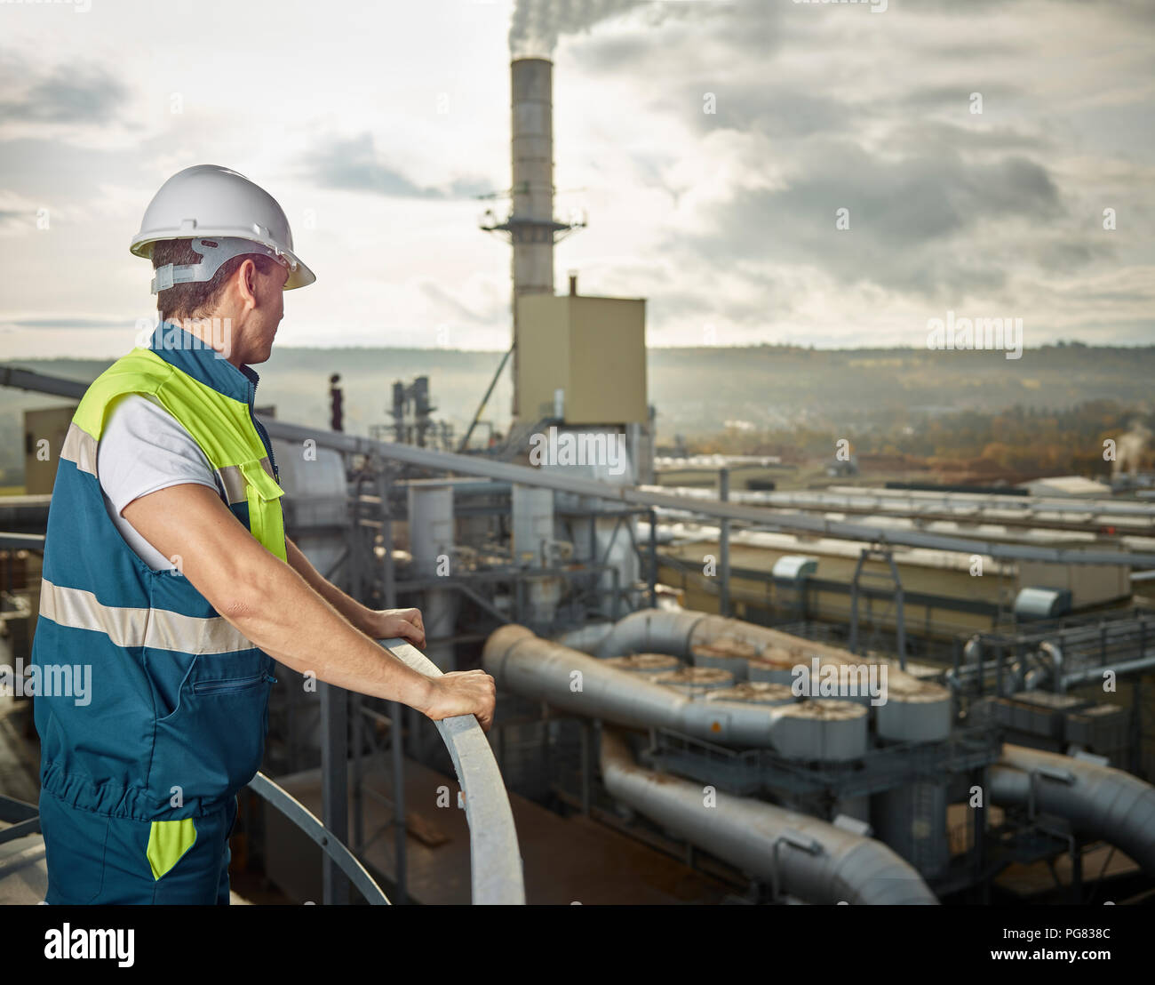 Rumänien, Holzbearbeitung, Arbeiter auf Sägewerk Stockfoto