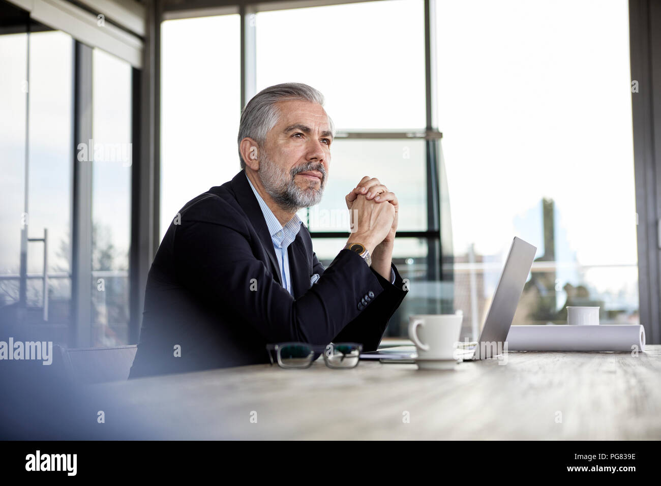 Geschäftsmann mit Laptop auf dem Schreibtisch im Büro denken Stockfoto