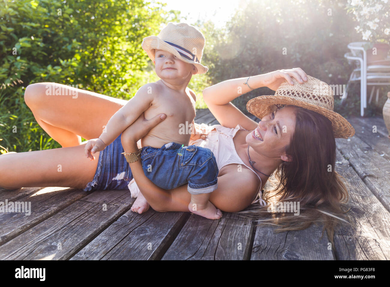 Mutter und Baby boy Spaß auf der Terrasse Stockfoto