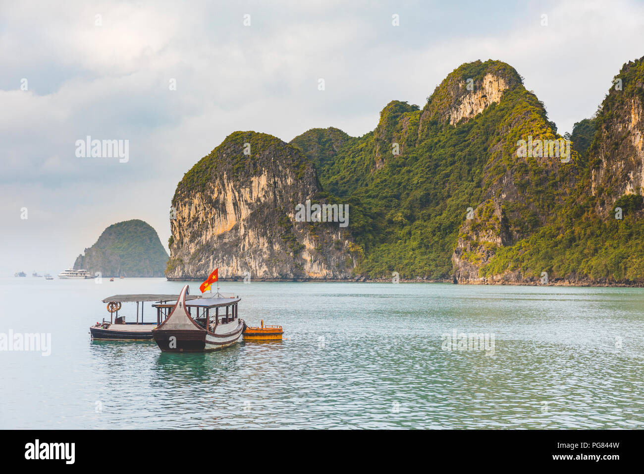 Vietnam, Ha Long Bay, mit Kalkstein Inseln und Boote Stockfoto