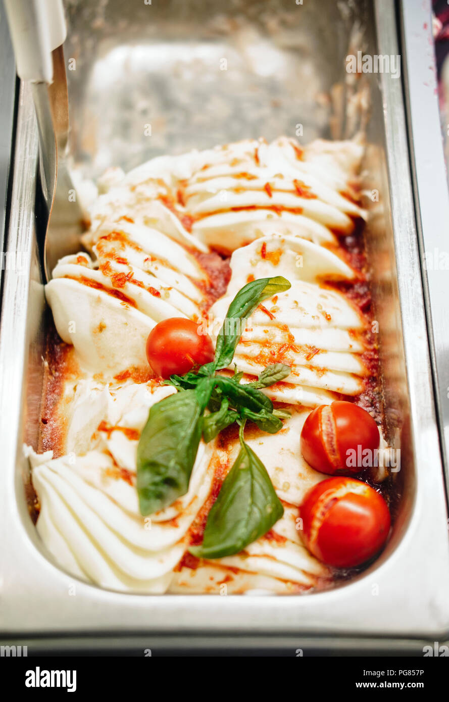 Italienische Eis mit Cherry Tomaten und Basilikum Stockfoto