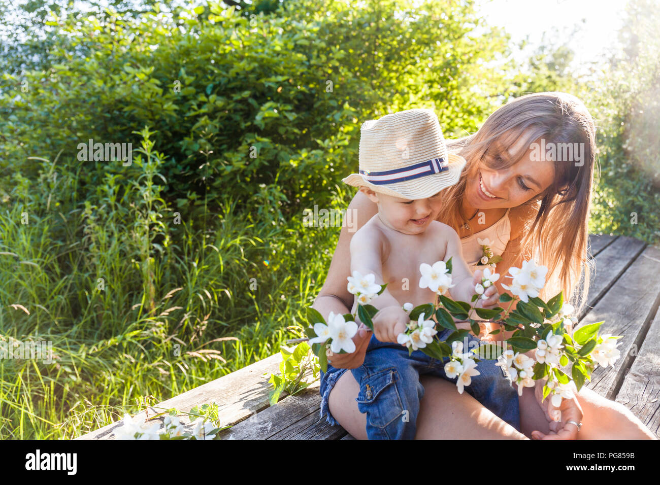 Mutter und Baby boy Spaß zusammen auf der Terrasse Stockfoto
