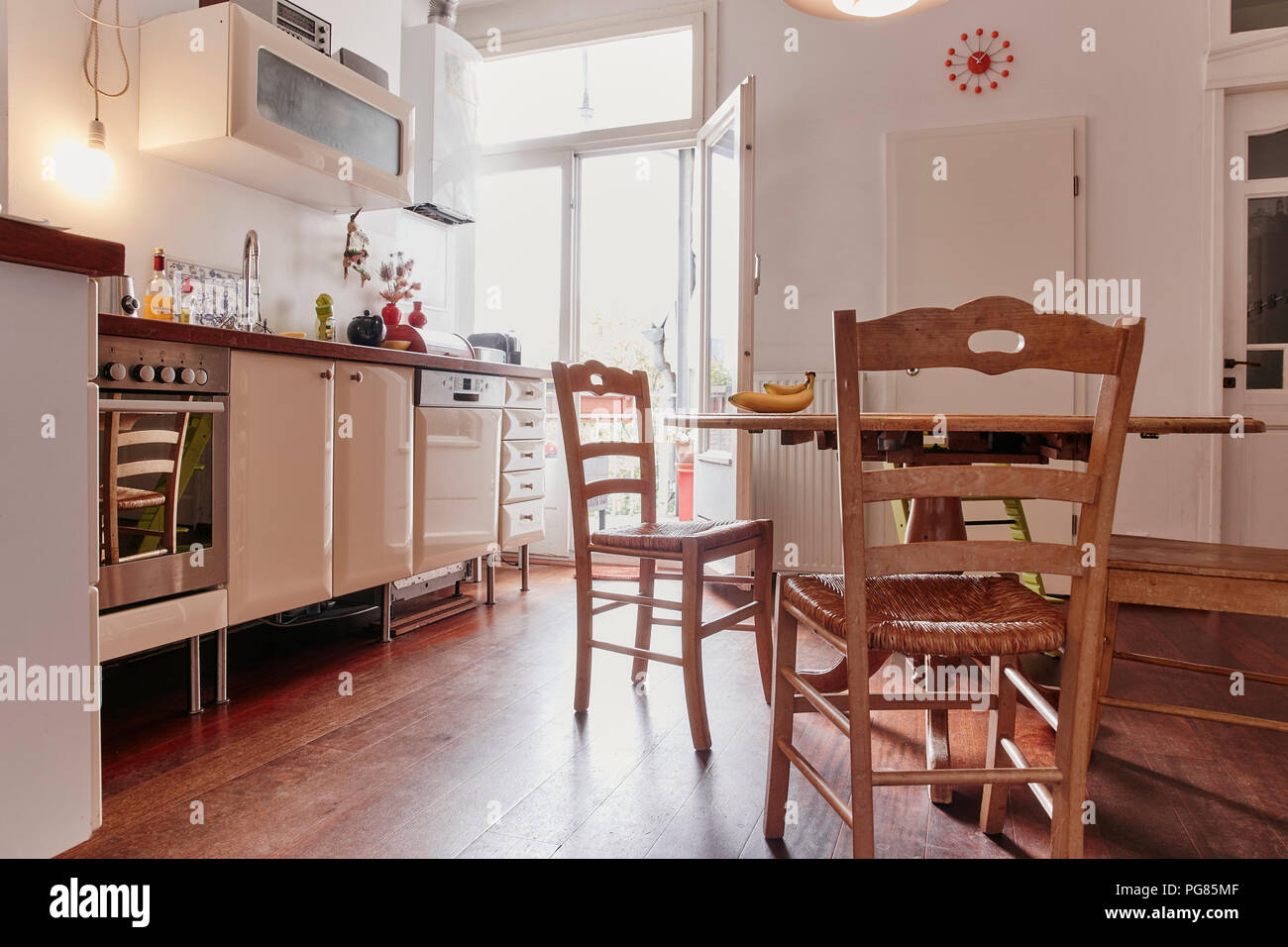 Leere Küche einer Wohnung Stockfoto