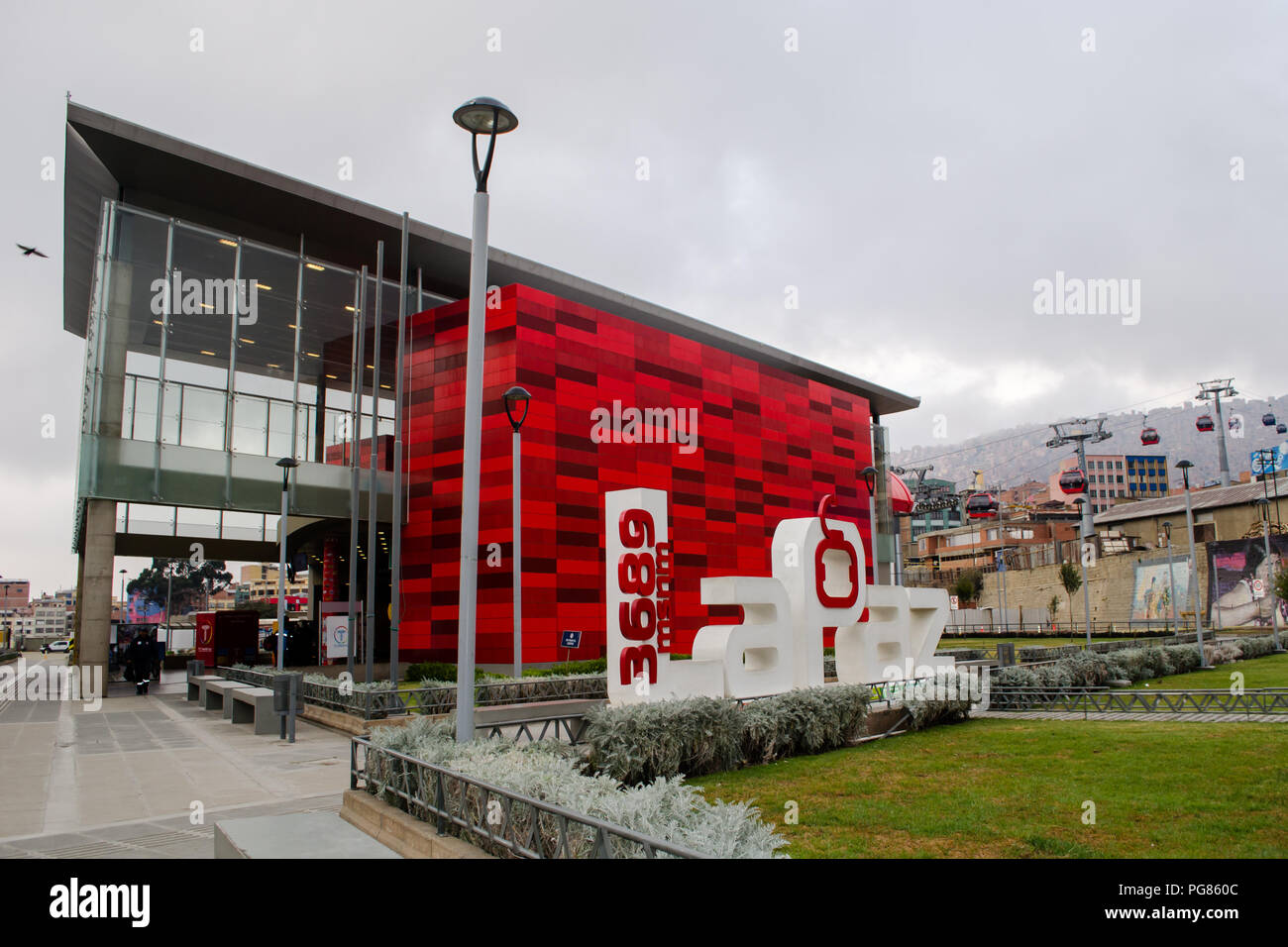 Urban cable car system La Paz-El Alto, Bolivien, La Paz, die weltweit höchste Hauptstadt der Welt nach El Alto, der zweitgrößten Stadt geht Stockfoto