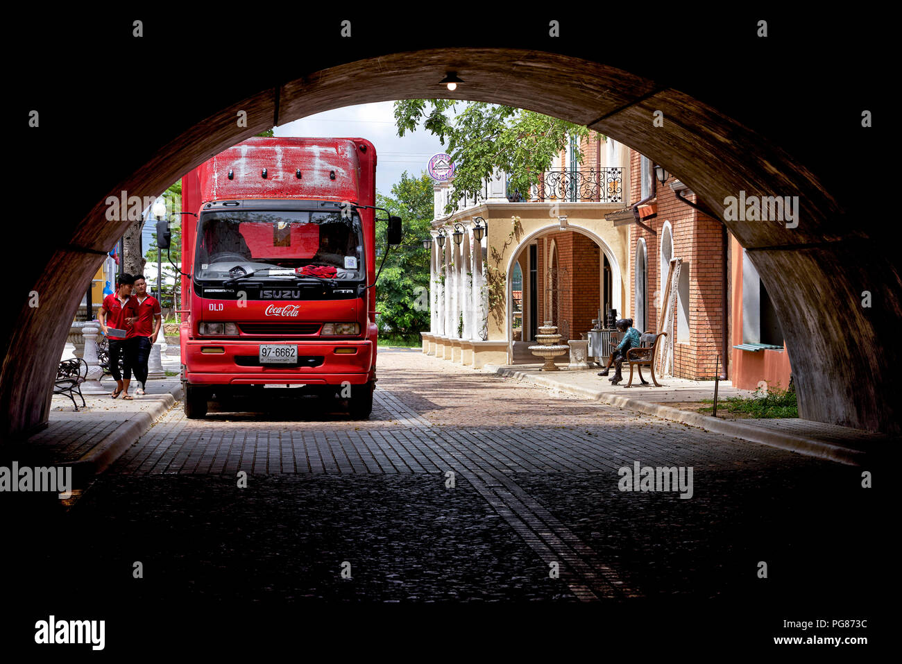 Tunnelstapler. Niedrige Dachhöhe eines Tunneleingangs, der den Zugang zu großen Fahrzeugen verhindert Stockfoto