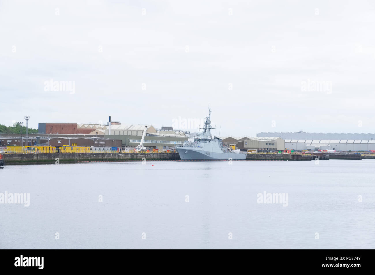 Graues Schlachtschiff der britischen königlichen Flotte am Marinestützpunkt in Schottland angedockt Stockfoto