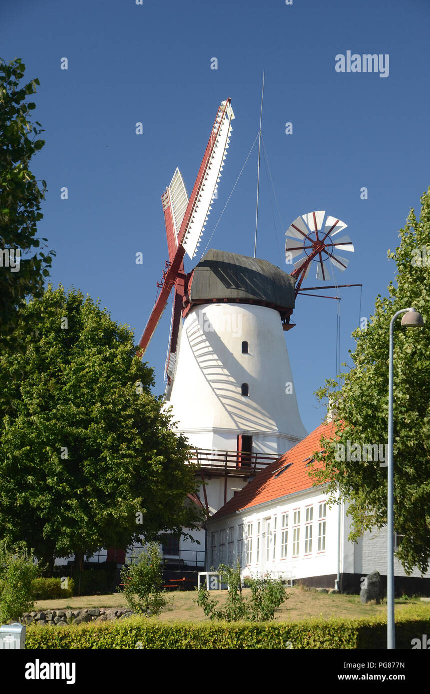 In Sonderborg, Dänemark - 7. August 2018: Die dänische nationale Symbol Dybbol Molle, von der Seite gesehen. Stockfoto