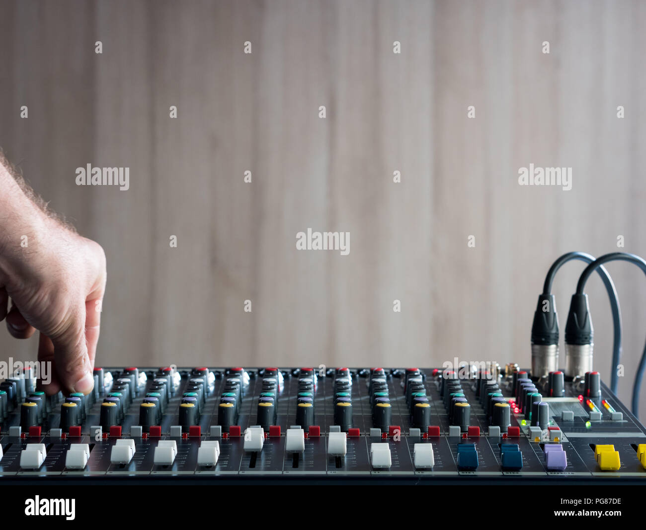 Einstellen der Tasten auf Audio Mixer im Music Studio Stockfoto