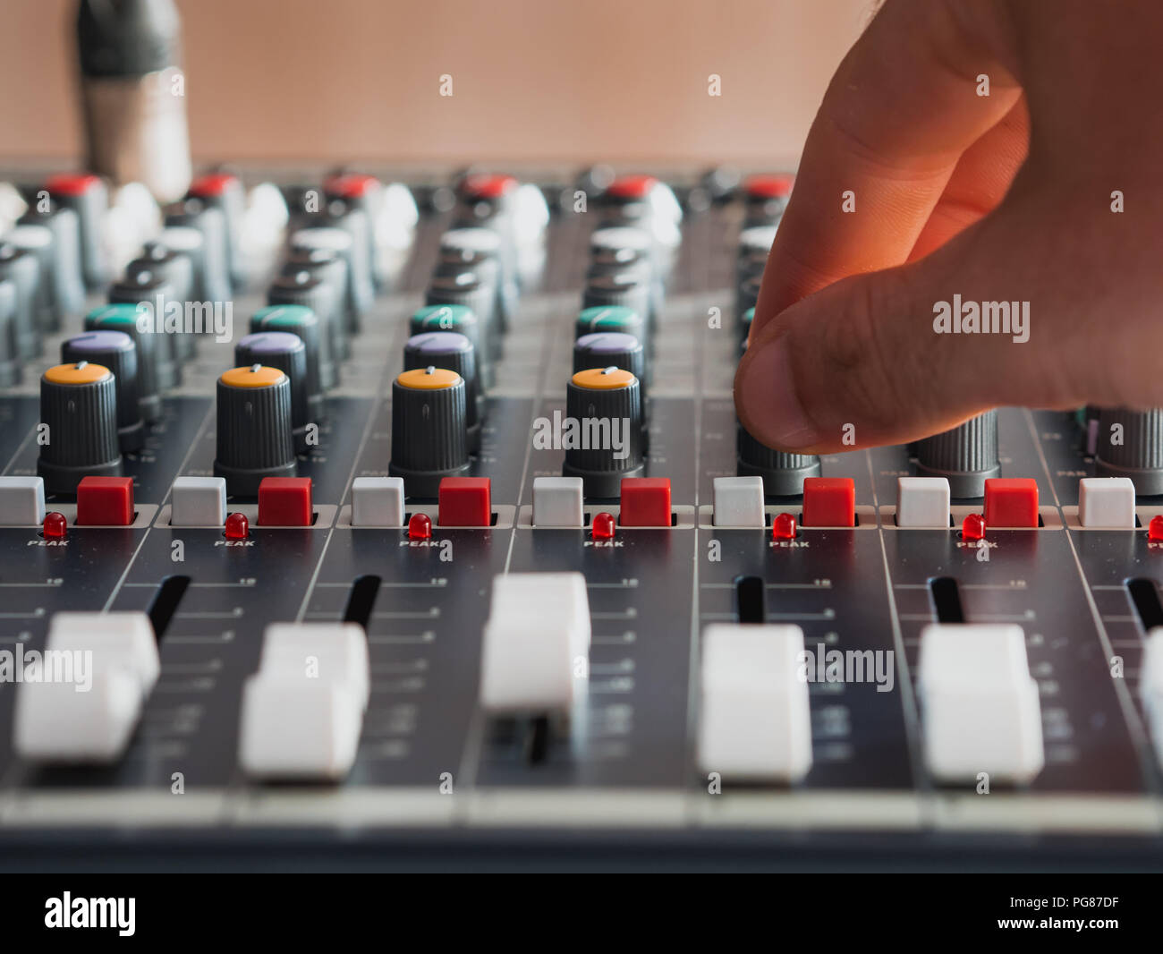 Einstellen der Tasten auf Audio Mixer im Music Studio close up Stockfoto