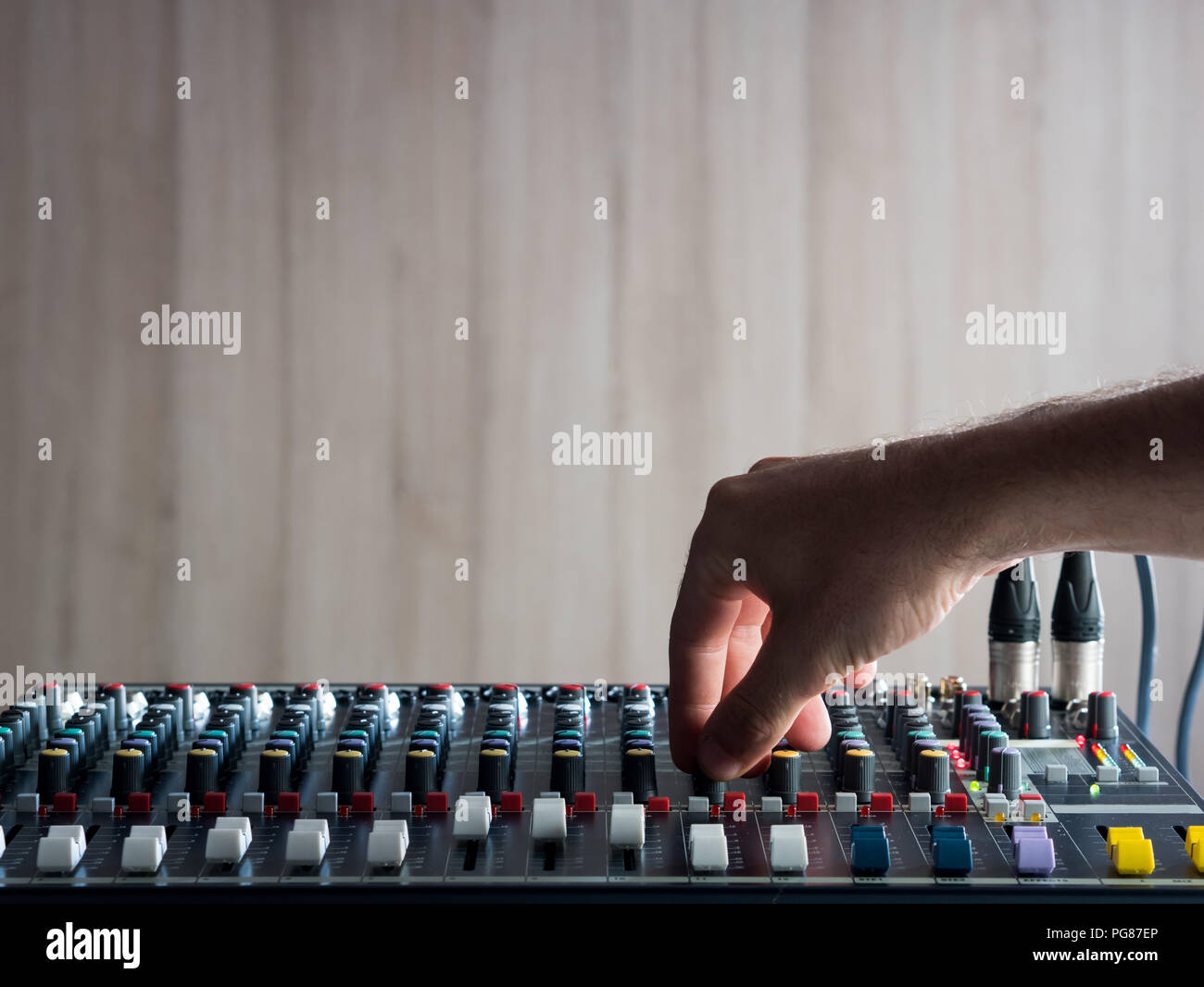 Dj arbeiten an Audio Mixer im Music Studio Stockfoto
