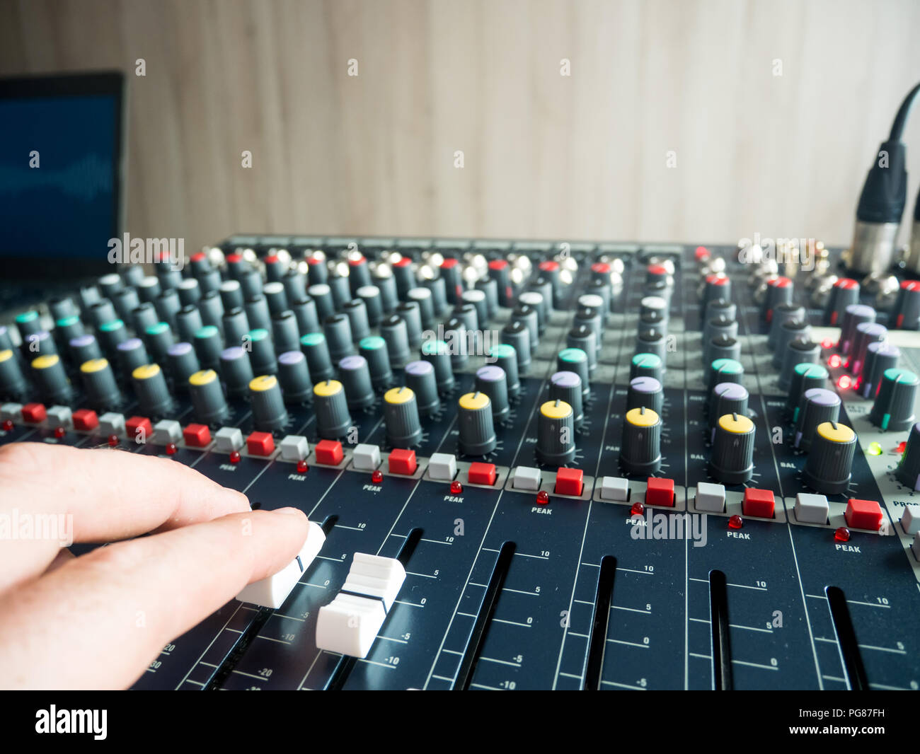 Musik Produzent im Studio zuhause arbeiten Stockfoto