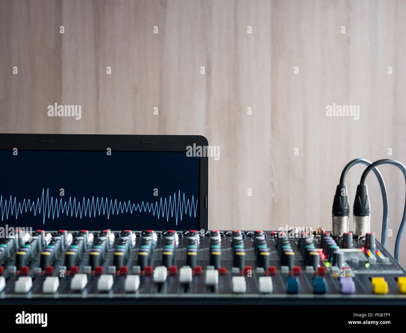 Music Studio Interieur mit digitaler Equalizer Stockfoto
