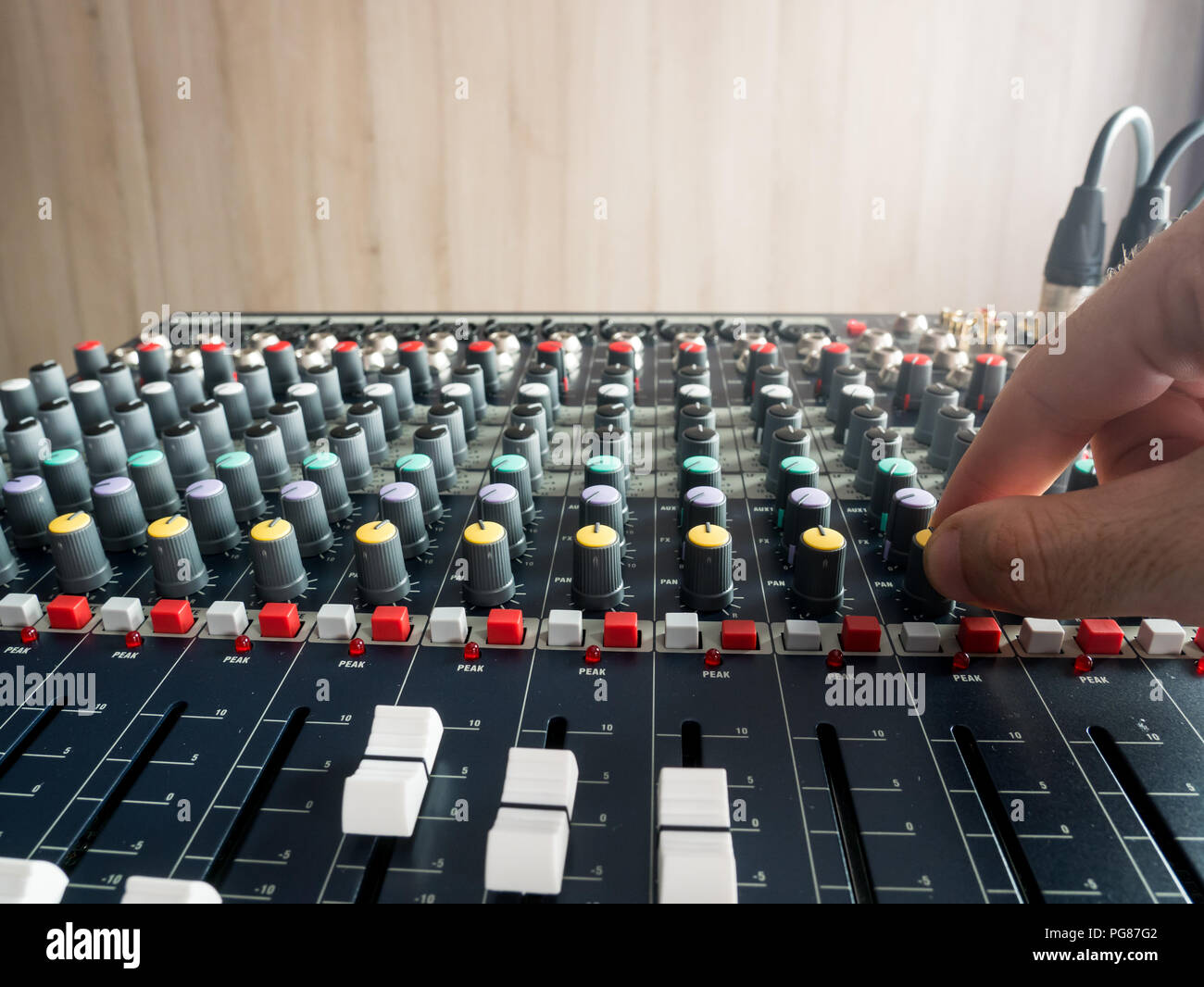 Produktion von Musik im Studio in Audio Console Mixer Stockfoto