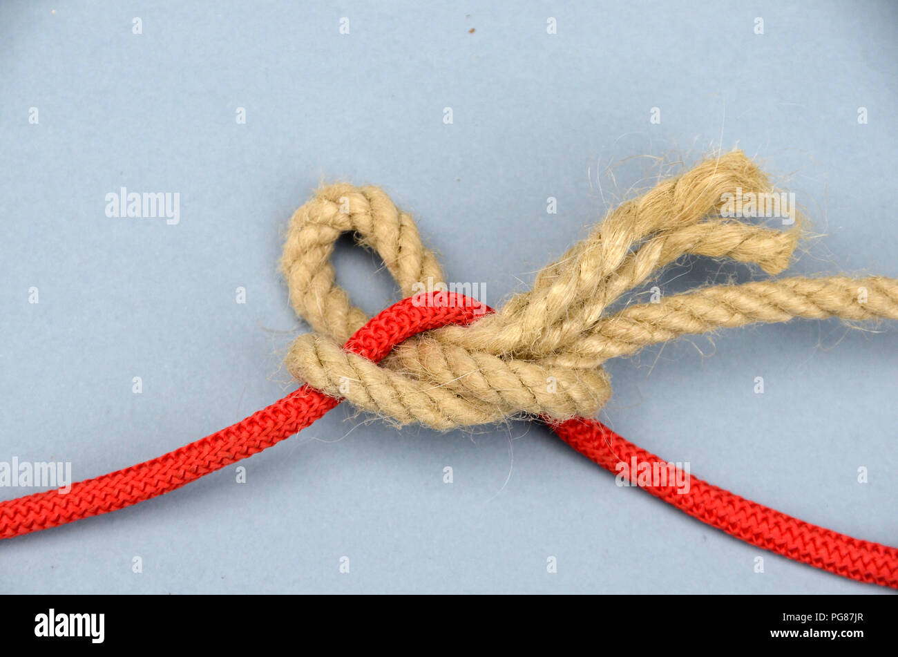 Die Schnellkupplung mit Hanf Seil auf Rot nylon Seil. Stockfoto