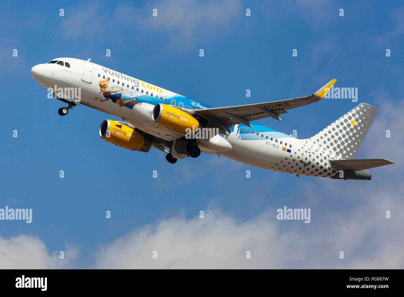 Barcelona, Spanien - 15. August 2018: Vueling Airbus A320 mit 25 Jahre Disneyland Sonderlackierung weg vom Flughafen El Prat in Barcelona, Spanien. Stockfoto