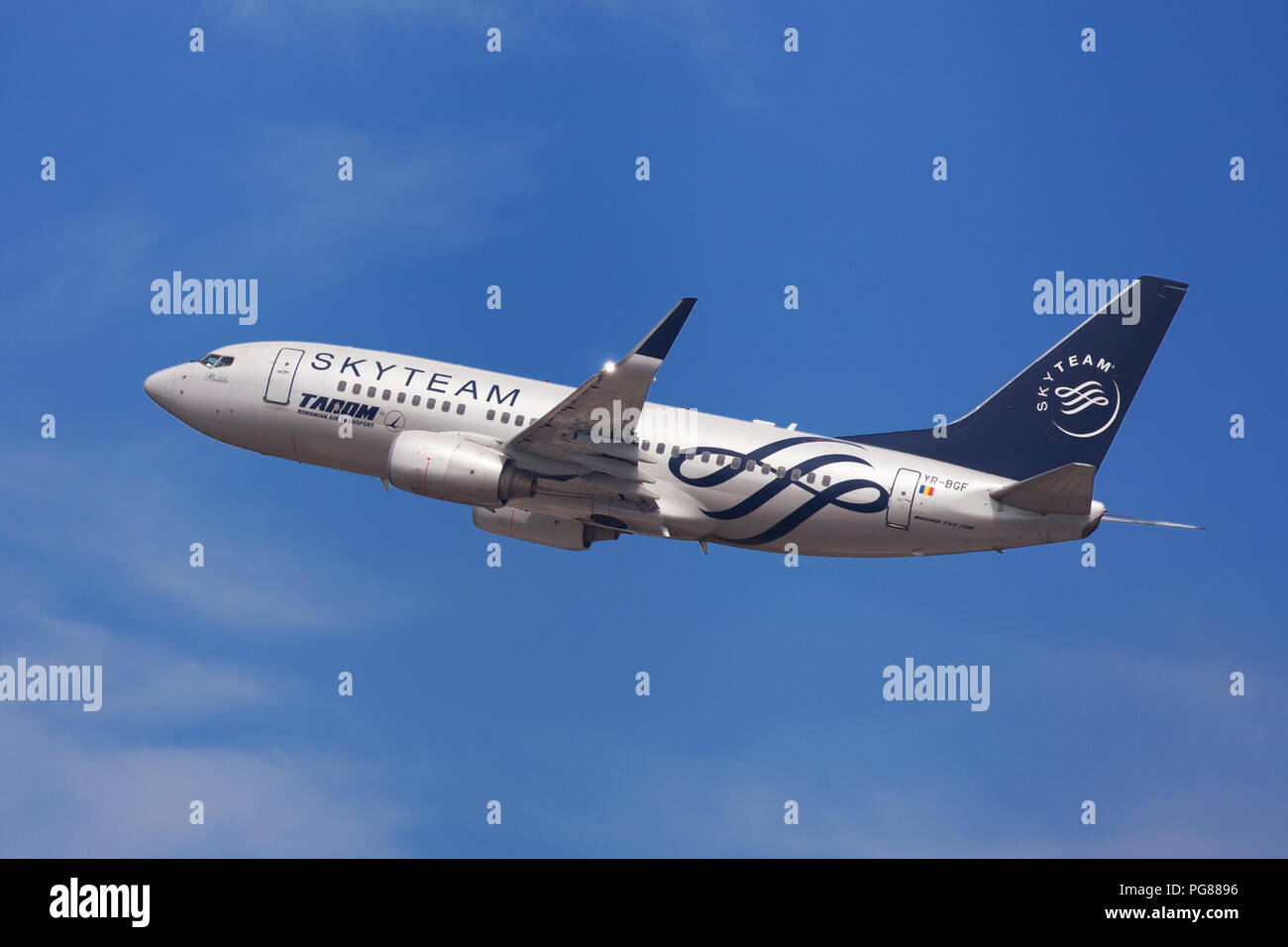 Barcelona, Spanien - 21. August 2018: Tarom Boeing737-700 mit Skyteam Lackierung weg vom Flughafen El Prat in Barcelona, Spanien. Stockfoto
