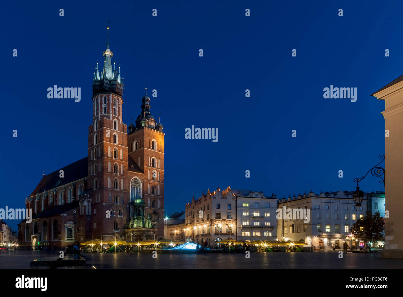 Schöner Ausblick auf den berühmten Saint Mary's Church Basilika und der Marktplatz im historischen Zentrum von Krakau, Polen, in der Blauen Stunde Licht Stockfoto