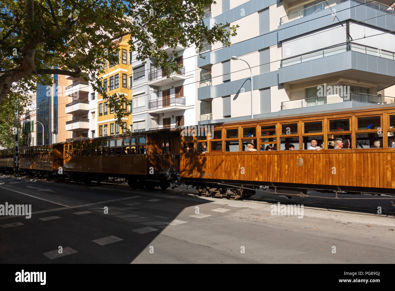 Eisenbahn Palma-Soller Kreuzung der Stadt Palma. Mallorca Insel. Spanien Stockfoto